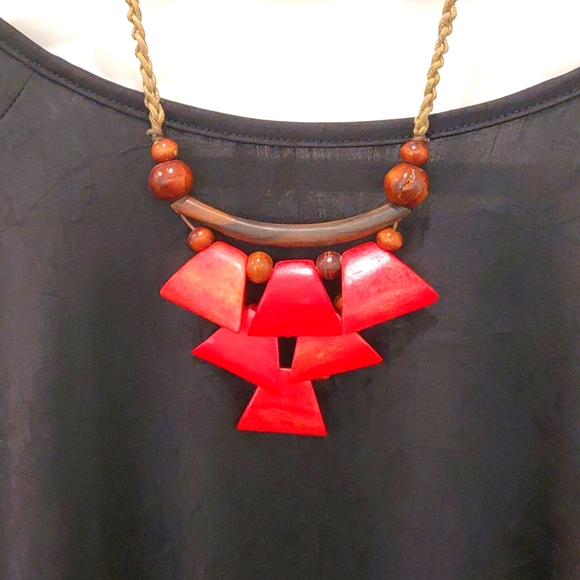 Bold wooden necklace. - Picture 3 of 5